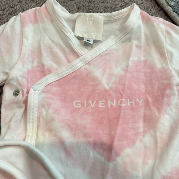 Newborn Givenchy longsleeve Snap with bib and box - Picture 2 of 8